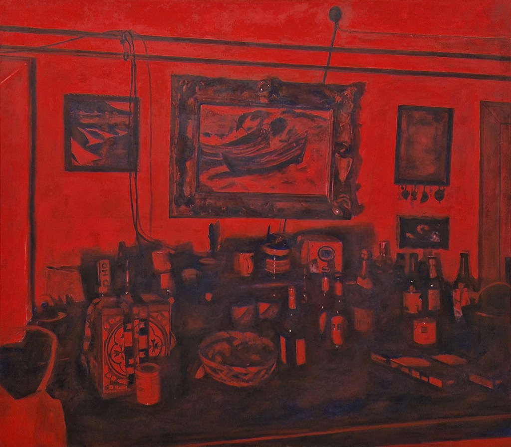 Acrylgemälde in rotem Licht, das eine Tischansicht mit Getränken und einer Wandmalerei zeigt. Die Szenerie vermittelt eine Atmosphäre von Intimität und Vertrautheit.