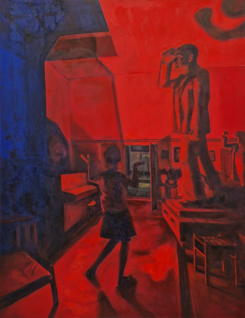 Acrylgemälde mit rotem Neonlicht, das einen Raum darstellt, in dem eine Person mit einer Hand an der Stirn steht. Im Hintergrund sind Möbel und ein weiterer Raum sichtbar. Die Szene vermittelt eine Mischung aus Privatheit und Öffentlichkeit.