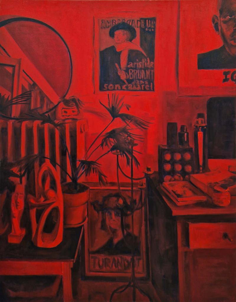 Acrylgemälde in rotem Neonlicht, das das Interieur eines Raumes zeigt, einschließlich eines Spiegels, Pflanzen, Skulpturen und Plakaten, die eine verschmelzende Grenze zwischen privatem und öffentlichem Raum darstellen.