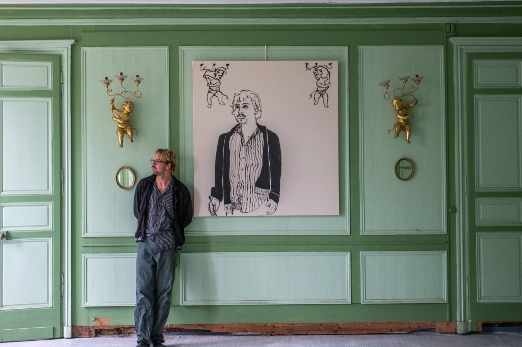 Der Künstler Christopher von Gruben neben seinem Acryl Gemälde. Residency Château de Bouillancourt-en-Séry